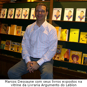 Foto de Marcos Dessaune em frente � vitrine da Livraria Argumento do Leblon, onde lan�ou livro em 2009
